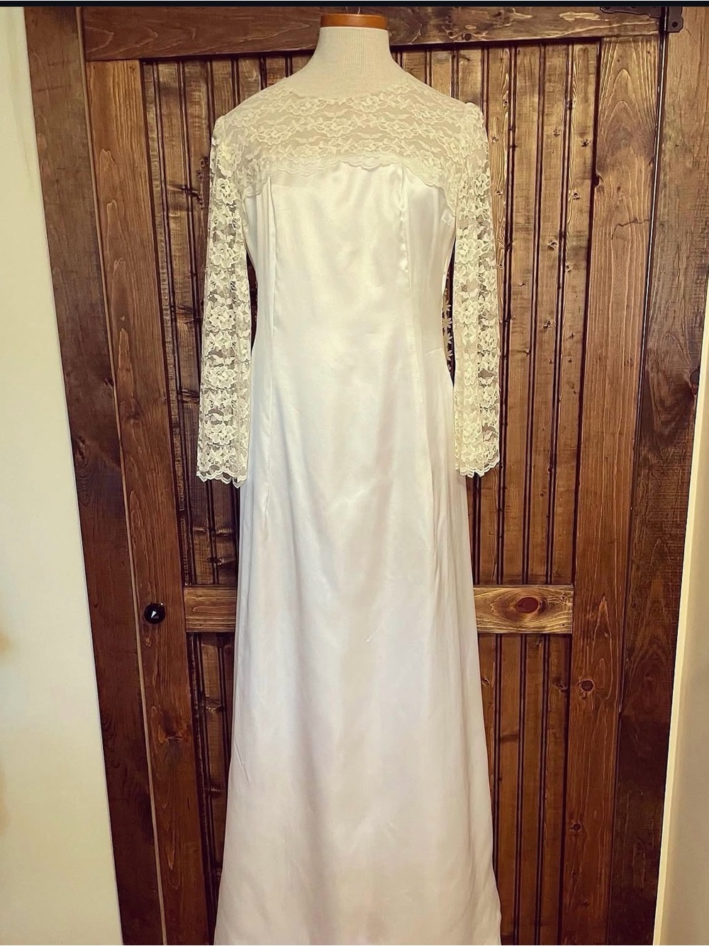 1960s Wedding Gown with Lace Train - Picture 2 of 6